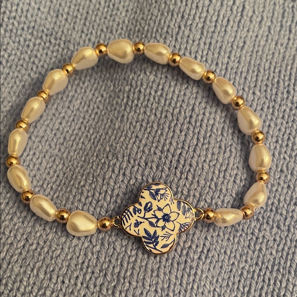 Elegant Gold and White Beaded Bracelet